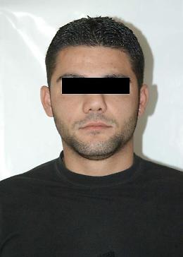Viene sorpreso da un agente mentre ruba auto e lui si vendica con testa d'agnello mozzata