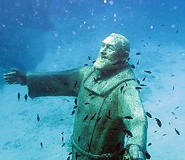 Oggi, 3 ottobre 1998, la discesa negli abissi delle Tremiti di Padre Pio: la statua marina più grande del mondo