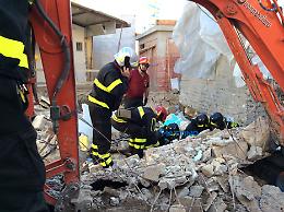 Foggia, via Ingino: crolla un solaio. Due persone sotto le macerie, una è morta
