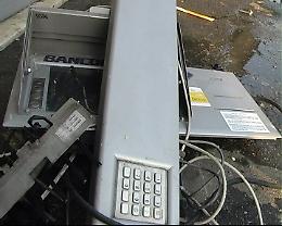 Ascoli, bomba al bancomat della Popolare di Milano: distrutto anche l'ingresso della banca