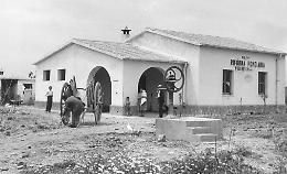 Oggi, 8 dicembre 1951, la concessione delle terre ai contadini di Cerignola, alla presenza del ministro Fanfani, segna l'inizio della Riforma Agraria