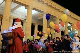 I desideri dei bambini accendono l'albero di Natale di Foggia