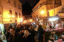 Candela accende il Natale: in 10mila alle prime serate della festa d'inverno