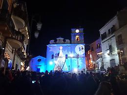 E vola, vola, vola, vola la Befana... Così Candela riesce a far tesoro delle feste di Natale