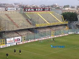 Il gran spettacolo nell'arena vuota, i rossoneri dilagano col Cosenza 