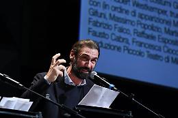 Straordinario Fabrizio Gifuni nell'epopea della "Lehman Brothers" affossata dalla presunzione