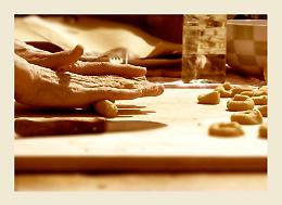 All'atelier si stringono fiere "Le mani delle donne"