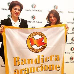 La bandiera arancione del Touring Club Italiano sventola su Troia 