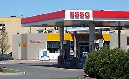 Statale 16, sradicata la cassa continua del distributore di benzina "Esso"