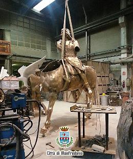 Re Manfredi a cavallo "torna" a Manfredonia