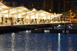 Una fontana  musicale danzante sul porto turistico di Manfredonia 