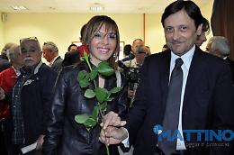 La classe non è acqua: Stefàno alla convention elettorale di Lonigro regala rose in sala