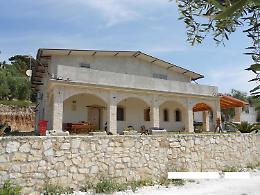 Il Corpo Forestale sequestra una villa e una stalla abusive a Vieste e Mattinata