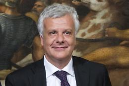 Aeroporto Gino Lisa, il ministro  Galletti firma il decreto per l'allungamento della pista