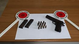Poggio Imperiale, pistola d'ordinanza americana nascosta in una masseria: arrestato 35enne
