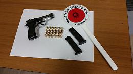 Nel comodino accanto al letto un'arma pronta all'uso: un arresto