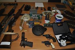  L'armiere della mala con la passione per i serpenti: in casa nascondeva Kalashnikov e revolver