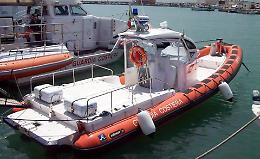 Guardia Costiera mette in salvo imbarcazione con a bordo 8 persone, anche una donna in dolce attesa