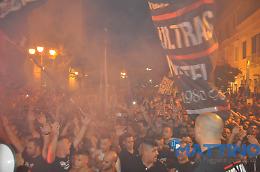 Rientro amaro per i giocatori del Foggia: i tifosi li assaltano e sono costretti a fuggire