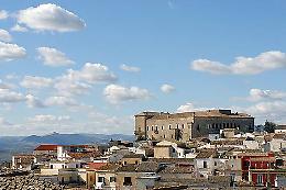 Ascoli Satriano, accoltellato al petto dalla moglie