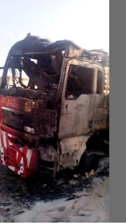  Incendio doloso in un parcheggio per Tir: distrutti tre mezzi pesanti