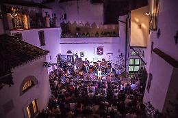Uno "spumeggiante" Sergio Caputo regala bollicine al "Cacc'e Mmitte Festival" di Lucera