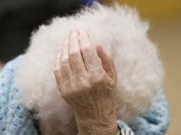 La morte che si sigilla con l'indifferenza dei vivi 