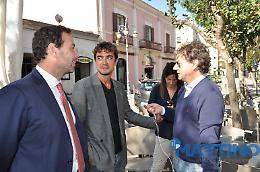 E visto che c'è Scamarcio s'intrattiene a parlare di "affari" con Fabio Porreca e Lucio Fares