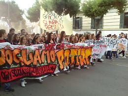 E gli studenti tornano in piazza a Foggia contro Renzi, gridando: «Siamo tutti antifascisti»