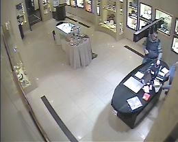 Si finse cliente e rubò collier: individuato e denunciato un foggiano 41enne