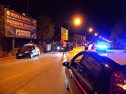 Via Giussani, in quattro mascherati picchiano e rapinano cameriere 