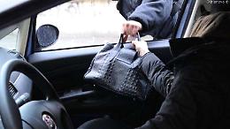 "Non urlare",  poi afferra  la borsa e fugge via: dentro 2800 euro