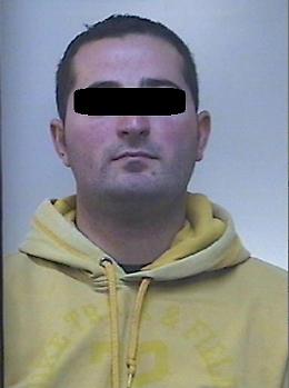 Droga, durante i colloqui in carcere impartiva ordini: arrestati moglie e cugino del nuovo boss di Vieste