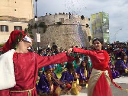 Il Carnevale di Manfredonia illumina la festa in maschera della provincia di Foggia