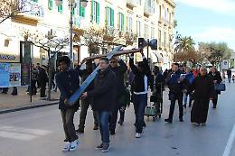 La Croce dei Migranti per le strade di Foggia