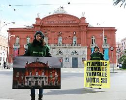 Anche a Bari la provocazione Greenpeace per votare SI al referendum NoTriv