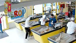 Irrompono nel market urlando"Questo è un pesce d'aprile", ma la rapina era vera: quattro arresti