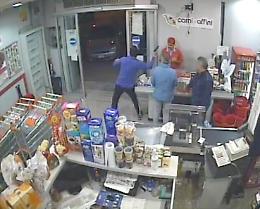 Rapina "Carni & Affini", bandito immortalato dalle telecamere a circuito chiuso: arrestato