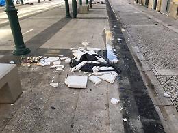 Danneggiamenti cestini porta-rifiuti a Piazza Mercato: individuati i due autori