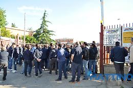 Taglio stipendi Ataf, il braccio di ferro si sposta in Prefettura: senza intesa, si va allo sciopero