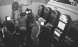 Aggrediscono con calci e pugni un 40enne per rapinargli 20 euro: tre arresti