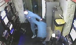 Via Gioberti,  occupa il posto alla slot machine di un pregiudicato: 35enne massacrato di botte 