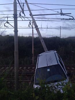 Ortanova, auto su binari: traffico ferroviario in tilt