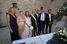 Lui (Pd) e lei (Forza Italia) sposi in Puglia, con Emiliano a far da testimone