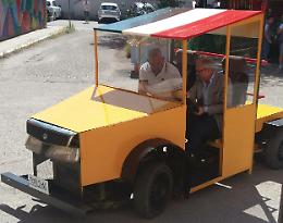 Studenti al lavoro per la realizzazione di un autocarro