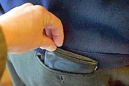Foggia,  sparisce portafogli in casa: "E' stato il mio compagno"