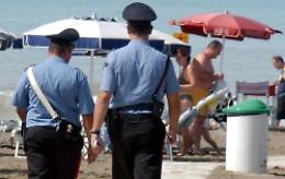 Furti sotto l'ombrellone: tre ragazzini presi con le mani nel sacco a Margherita di Savoia