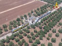 Scontro di due treni tra Andria e Corato: «Una decina i morti, molti i feriti»