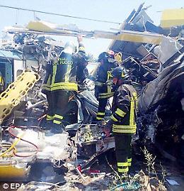 Tragedia ferroviaria, Emiliano sul posto a gestire l'emergenza: «Non servono altri medici»
