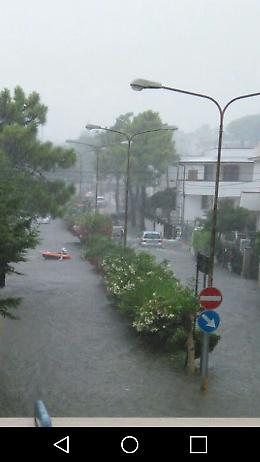 Gargano flagellato dal maltempo: a Lido si circola in gommone. Evacuati 225 turisti